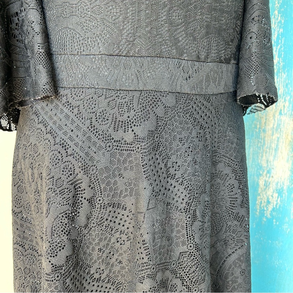 BCBGMAXAZRIA Demi Cold-Shoulder Lace Midi Dress - Picture 9 of 12